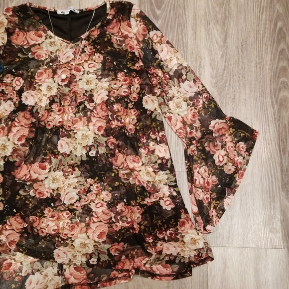 Wilde | Floral Bell Sleeve Top - Picture 3 of 7